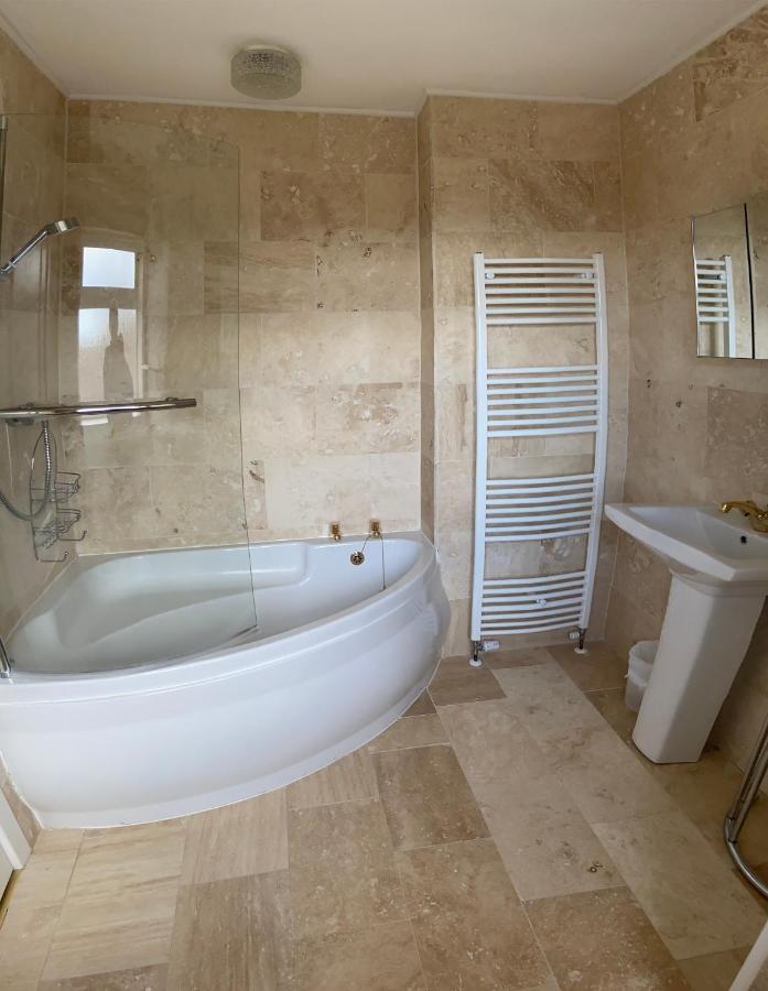 Large 4 Bedroom Home In Boston Spa Village In-Between York, Harrogate And Leeds, Sleeps 9 Exterior foto